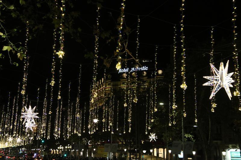 Barcelona switches <strong>Christmas lights</strong> on&nbsp;